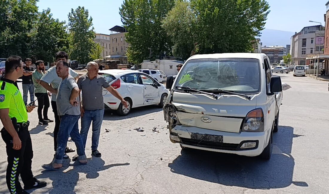 İnegöl’deki kazada çocuklar ölümden döndü Bursa'nın İnegöl ilçesinde kamyonet ile çarpışan otomobilde 2'si çocuk 3