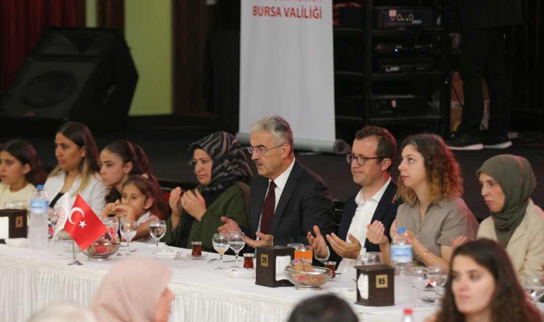 Bursa Valiliği, şehit ve gazi aileleriyle bir araya geldi Bursa Valiliği, 15 Temmuz’un 9. yıl dönümünde şehit yakınları ve