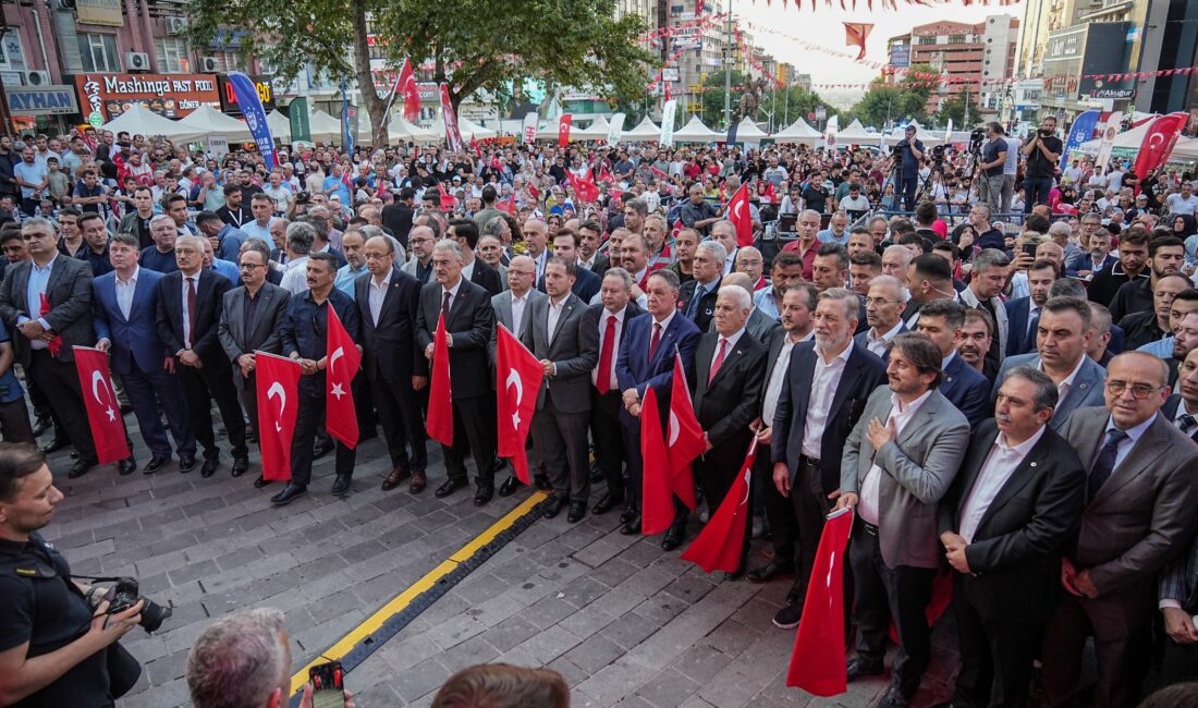 Bursa’da 15 Temmuz şehitleri anıldı Bursa'da 15 Temmuz Demokrasi ve Milli Birlik Günü'nde şehitler anıldı.