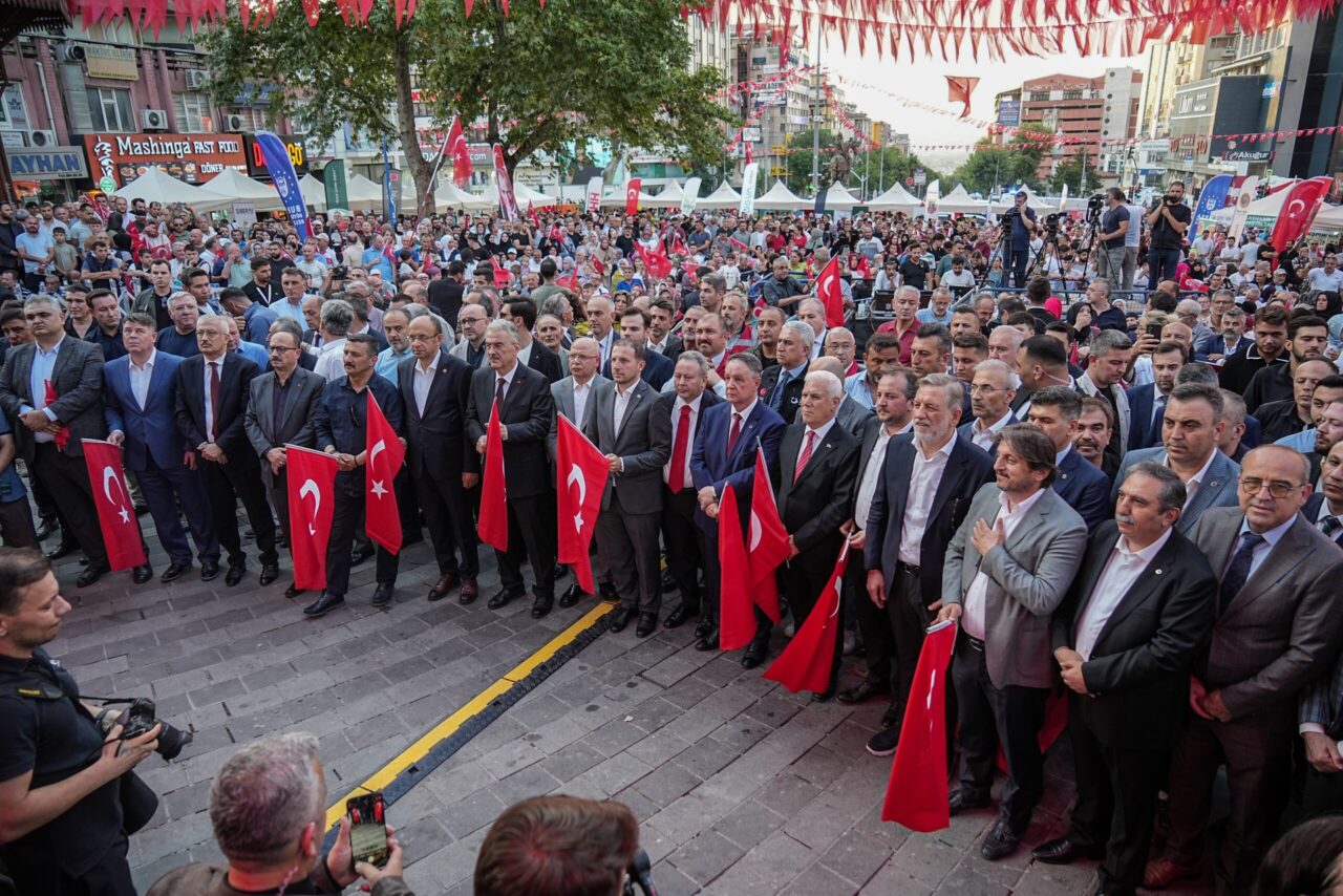 Bursa'da 15 Temmuz Demokrasi ve Milli Birlik Günü'nde şehitler anıldı.
