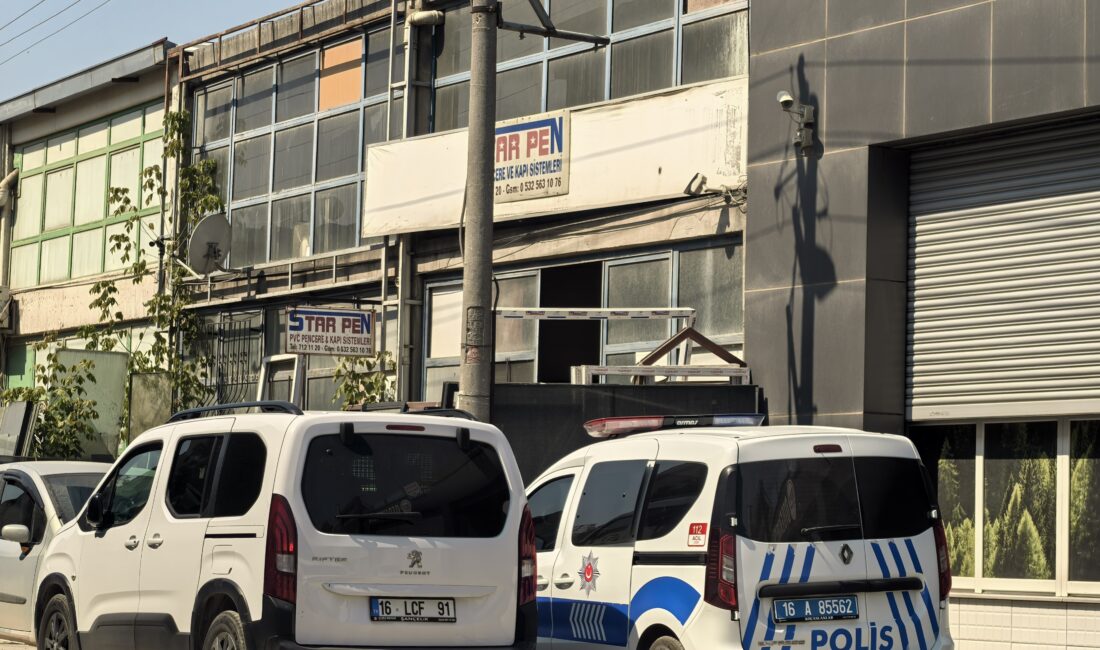 İnegöl’de pencereyi beğenmeyen müşteri iş yerini kurşunladı Bursa'nın İnegöl ilçesinde yapılan pencereyi beğenmeyen müşteri, iş yerine gelerek
