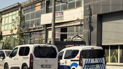Bursa'nın İnegöl ilçesinde yapılan pencereyi beğenmeyen müşteri, iş yerine gelerek