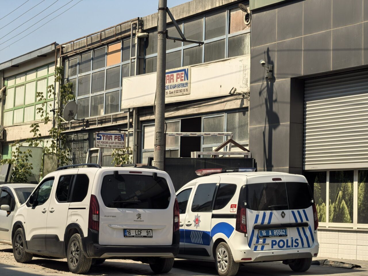 Bursa'nın İnegöl ilçesinde yapılan pencereyi beğenmeyen müşteri, iş yerine gelerek