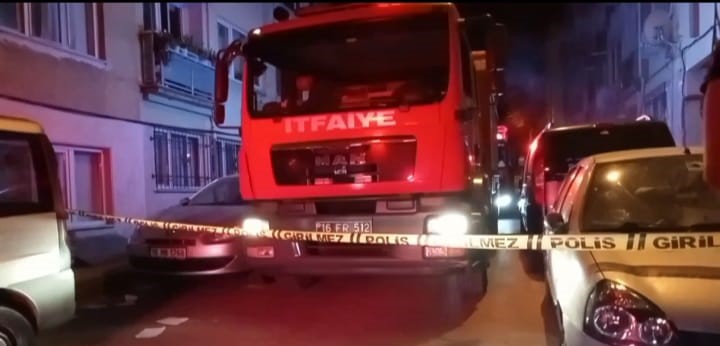 Bursa’da gece yarısı mahalleyi ayağa kaldıran yangın Bursa'da gece yarısı bir apartmandan yükselen dumanlar, mahalleliyi sokağa döktü.