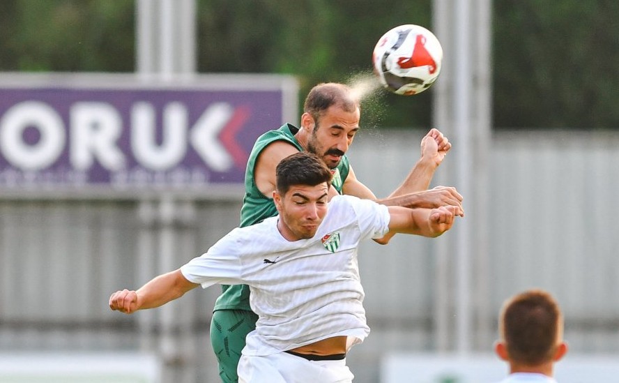 Bursaspor hazırlık maçında U19’u mağlup etti Yeni sezon çalışmalarını sürdüren Bursaspor, günün ikinci antrenmanında U19 Takımı