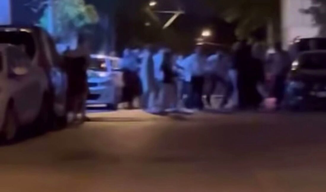 Bursa’da iki grup arasında çıkan kavga kamerada Bursa’da iki grup arasında çıkan tartışmada artan tansiyon sonrası taraflar