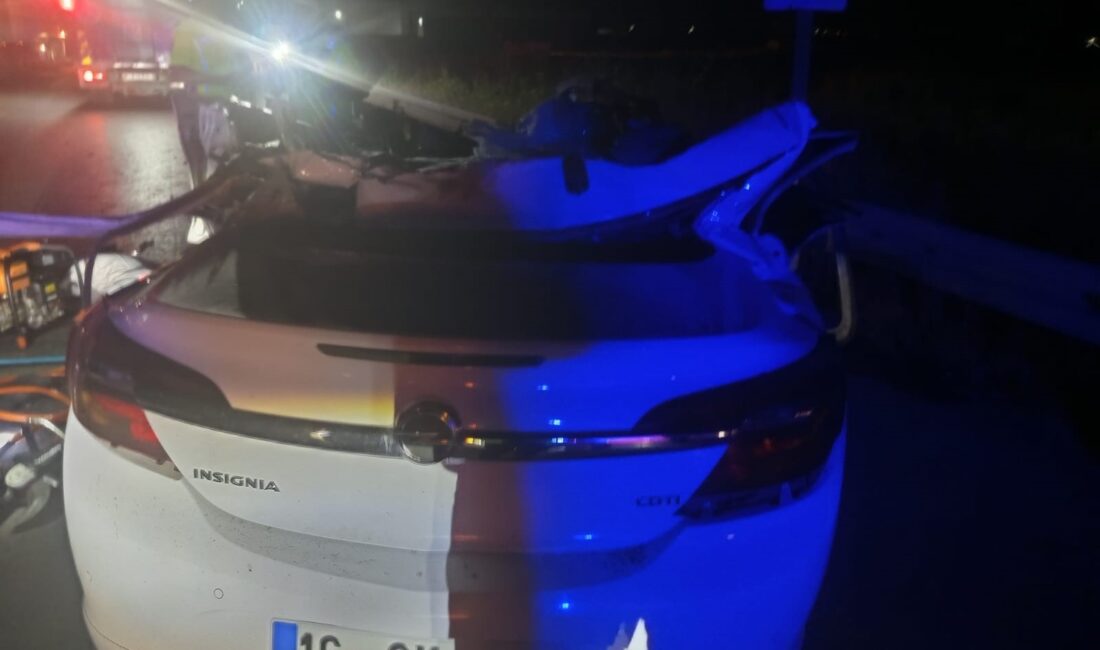 Karacabey-Mustafakemalpaşa Karayolu’nda feci kaza: 3 kişi hayatını kaybetti Bursa'da otomobilin tali yoldan ana yola çıkmak isteyen kamyonla çarpıştığı