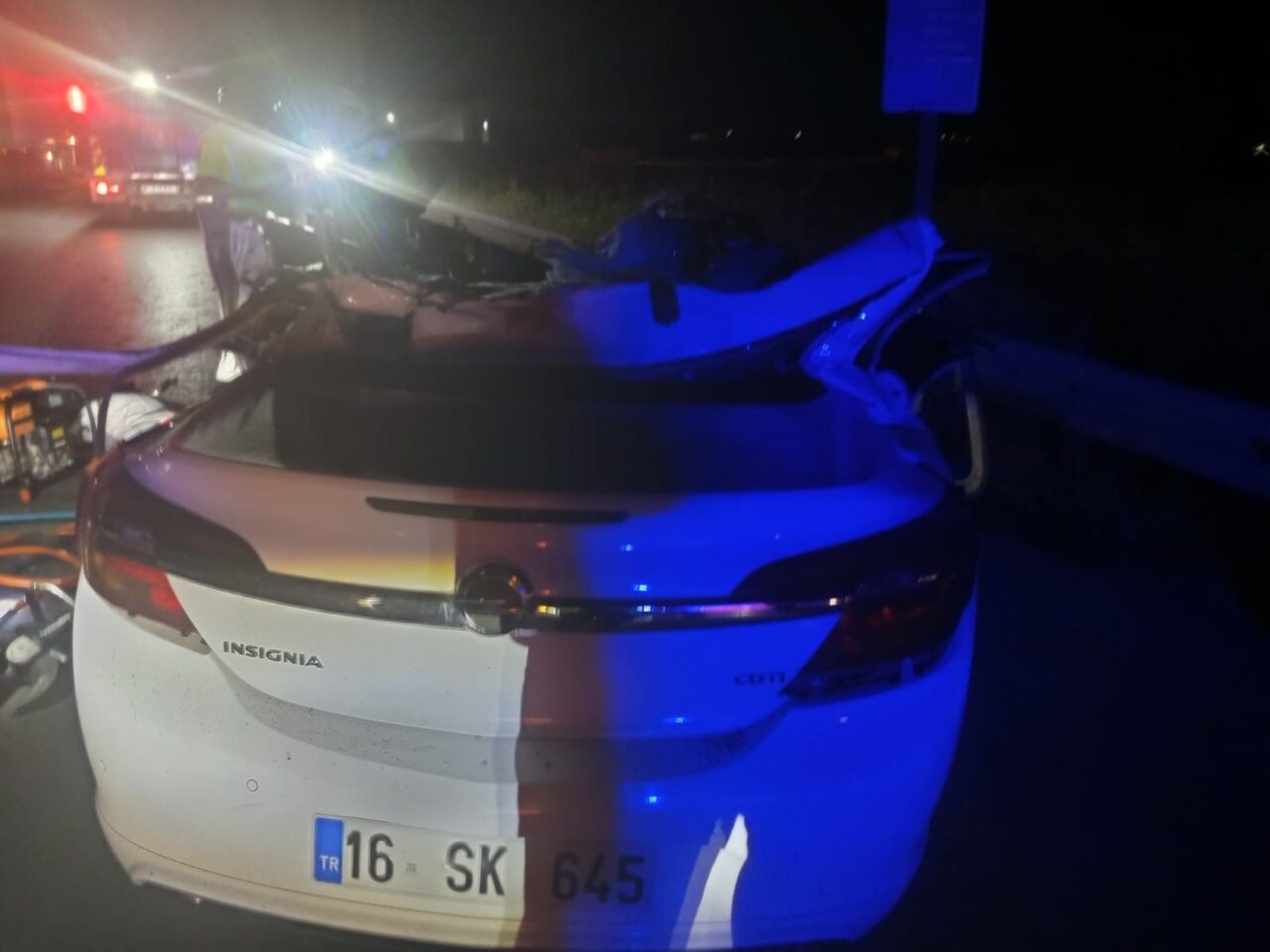 Bursa'da otomobilin tali yoldan ana yola çıkmak isteyen kamyonla çarpıştığı