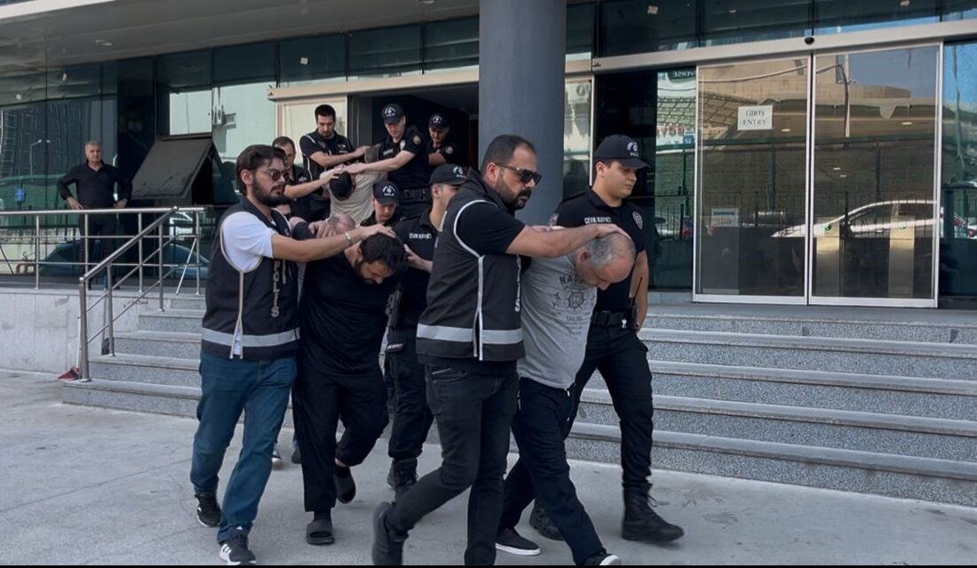 Bursa’da çökertilen ‘Çetkin’ çetesinde 17 tutuklama Bursa’da esnafa çökmeye çalışan, darp ve tehdit yoluyla iş yerlerine