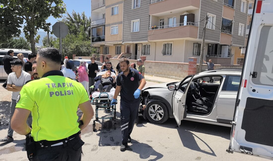 İnegöl’de zincirleme kaza: 1’i komiser 5 yaralı Bursa'nın İnegöl ilçesinde meydana gelen zincirleme kazada 3 araç çarpıştı;