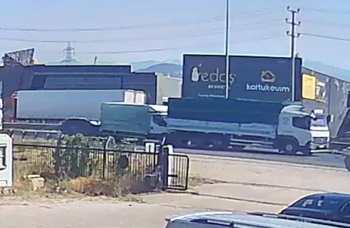 Bursa’da 3 aracın karıştığı zincirleme kaza kamerada Bursa'nın İnegöl ilçesinde 3 aracın karıştığı zincirleme kazada 1 kişi