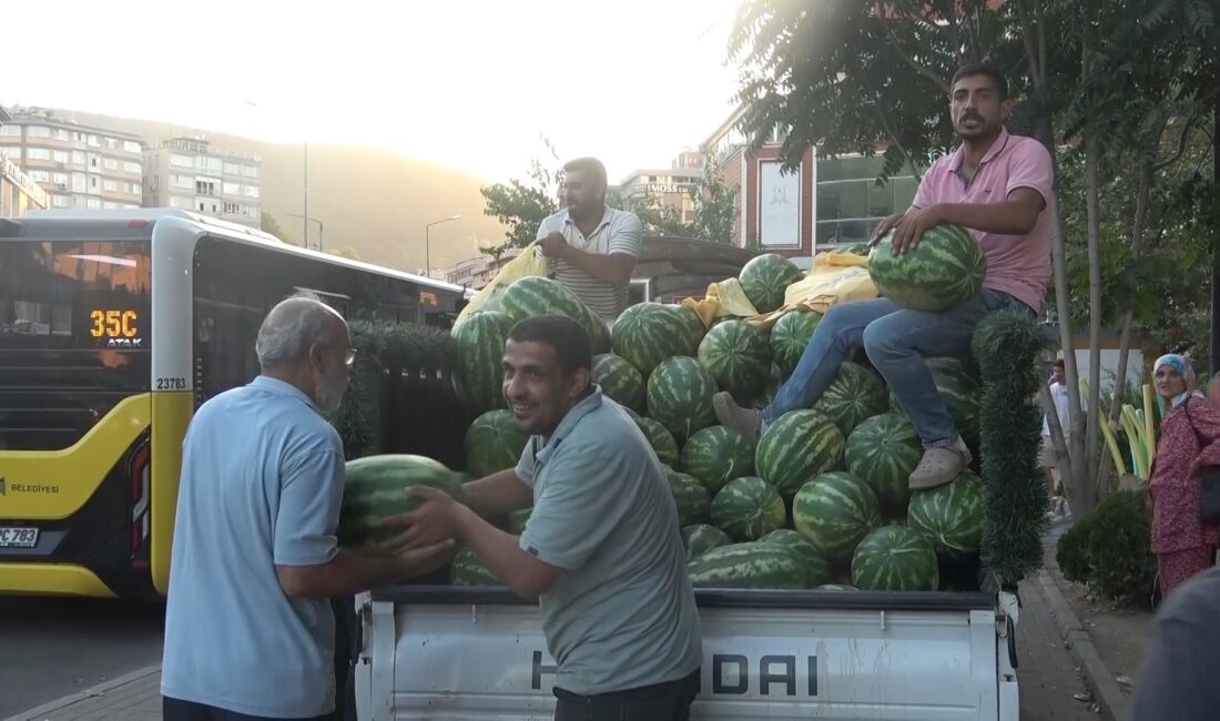 Bursa’da bir mağaza 4 kamyon karpuz dağıttı Bursa'da bir mağaza 4 kamyon karpuzu ücretsiz dağıttı. Yaklaşık 20