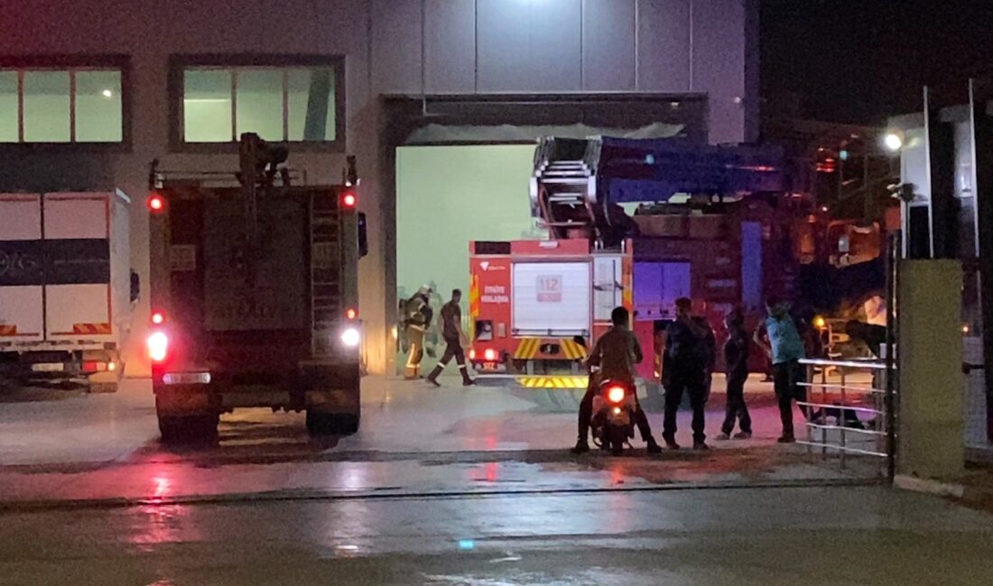 İnegöl’de gece yarısı fabrika yangını! Bursa'nın İnegöl ilçesinde faaliyet gösteren bir tekstil fabrikasında yangın çıktı.