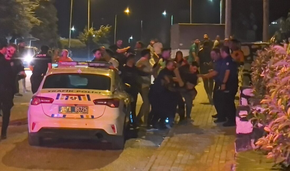 Bursa’da bir anda ortalık karıştı! Polis güçlükle ayırdı Bursa'da gençler arasındaki kavgaya aileler de karıştı. Yaşanan arbede kameraya