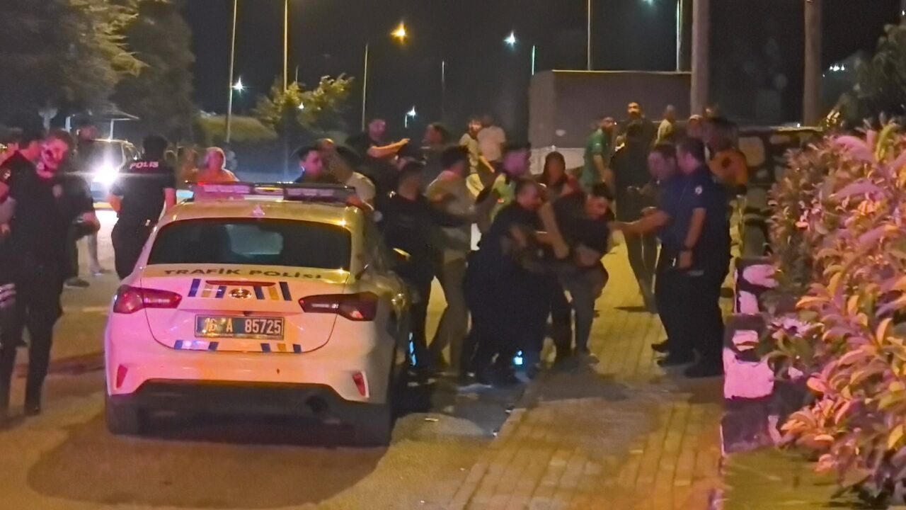 Bursa'da gençler arasındaki kavgaya aileler de karıştı. Yaşanan arbede kameraya