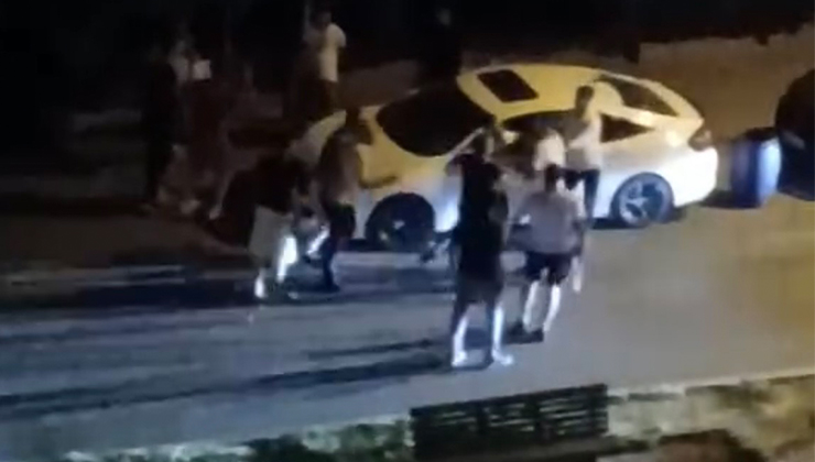 Bursa’da tekme ve yumruklar havada uçuştu: 3 yaralı Bursa’nın Osmangazi ilçesinde iki grup arasında çıkan kavgada 3 kişi