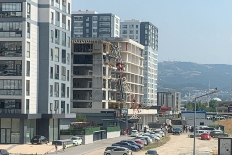 Bursa’da korku dolu anlar! Vinç devrildi… Bursa’da bir inşaat sahasında şantiye alanında çalışan yüksek tonajlı vinç,