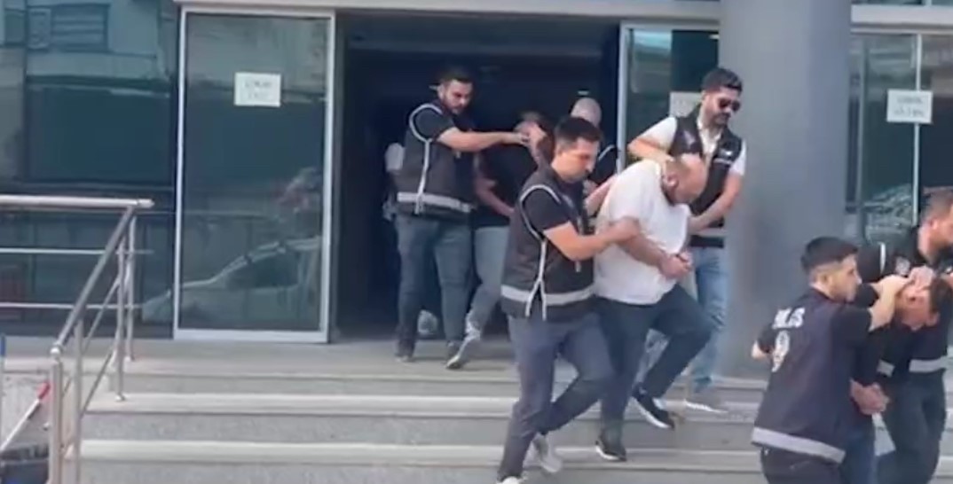 Bursa’da durdurulan araçta 2 adet el bombası bulundu Bursa il girişinde durdurulan bir araçta 2 adet el bombası