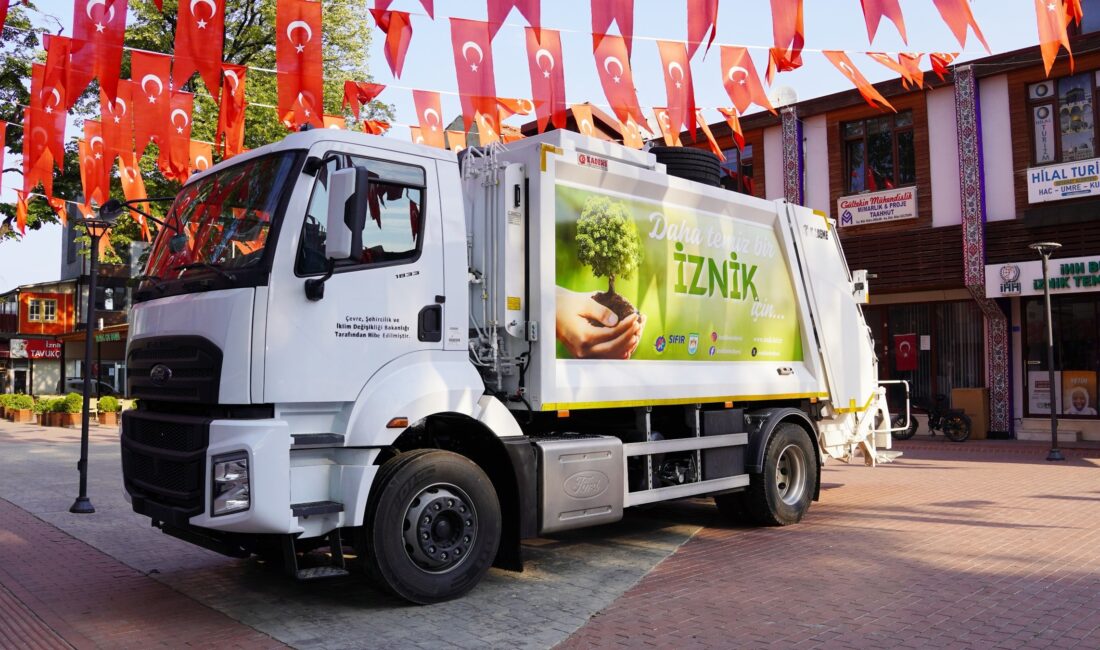 Bakanlık’tan İznik’e araç desteği Çevre, Şehircilik ve İklim Değişikliği Bakanlığı tarafından İznik Belediyesi’ne çöp