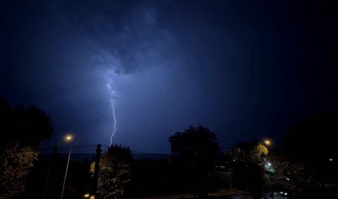 Bursa’da şimşekler geceyi aydınlattı Bursa’da gece karanlığı, ardı arkası kesilmeyen şimşeklerle aydınlandı.