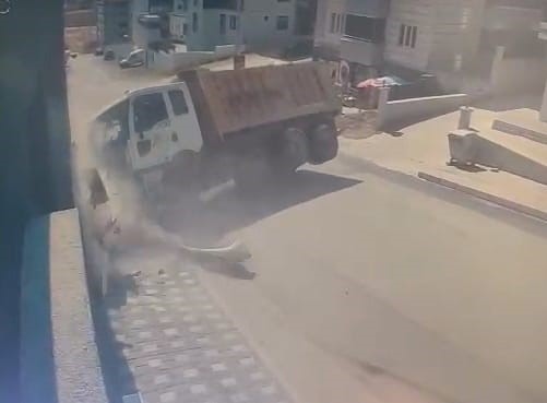 Bursa’da freni patlayan kamyon site duvarına çarptı Bursa'nın İnegöl ilçesinde freni patlayan kum yüklü kamyon, sitenin duvarına