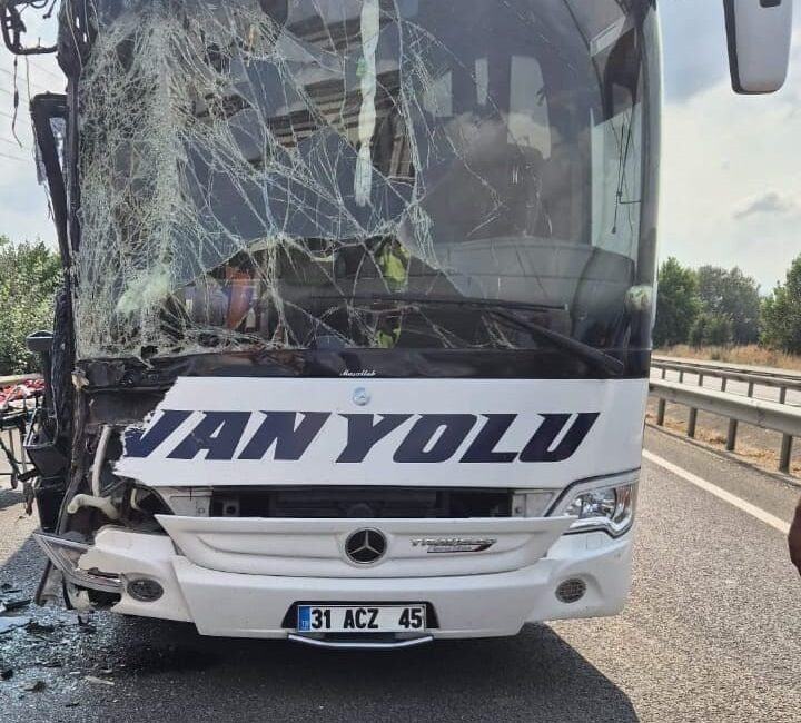 İnegöl’de yolcu otobüsü ile tır çarpıştı Bursa'nın İnegöl ilçesinde tır ile yolcu otobüsü kaza yaptı.