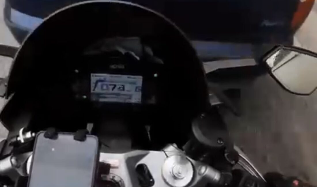 Motosiklet sürücüsü ölümden döndü Bursa'da trafikte seyir halinde olan motosikletli, aniden önüne kıran otomobile