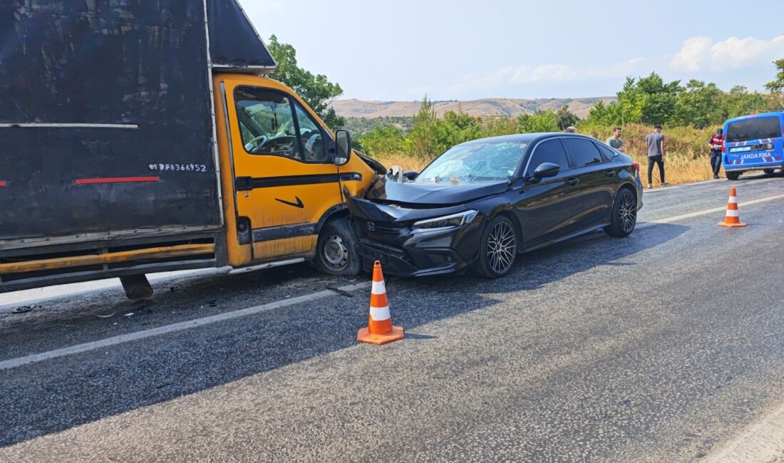 İnegöl’de kafa kafaya kaza Bursa'nın İnegöl ilçesinde, otomobil ile kamyonetin kafa kafaya çarpıştığı