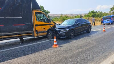  Bursa'nın İnegöl ilçesinde, otomobil ile kamyonetin kafa kafaya çarpıştığı
