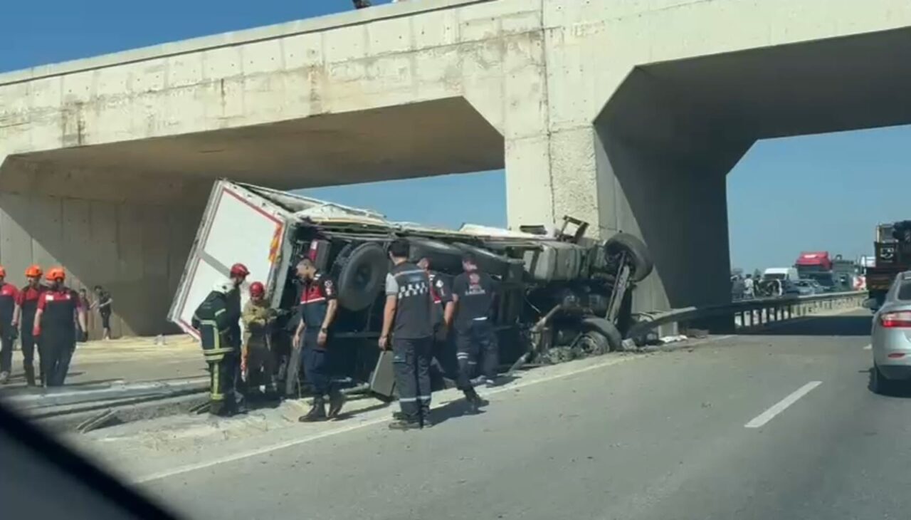 Bursa’nın Mustafakemalpaşa ilçesinde fireni patlayınca köprü ayaklarına çarpan kamyonun sürücüsü