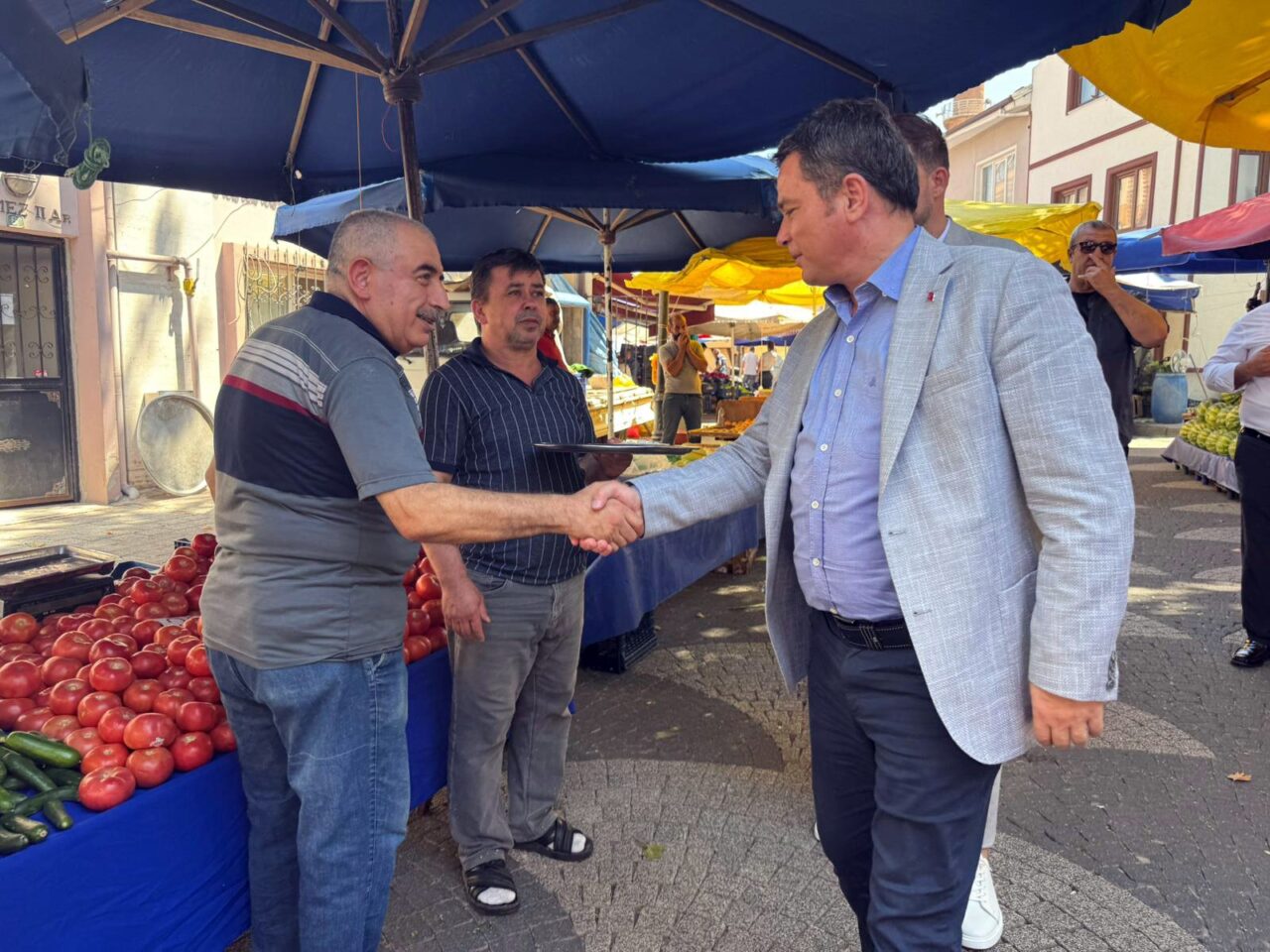 Osmangazi Belediye Başkanı Erkan Aydın, Muradiye Mahallesi’ndeki pazar yerini ziyaret