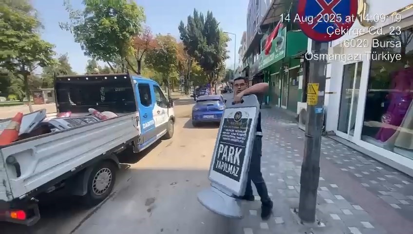 Bursa Büyükşehir Belediyesi Zabıta Müdürlüğü'ne bağlı ekipler, yaya güvenliğini tehdit