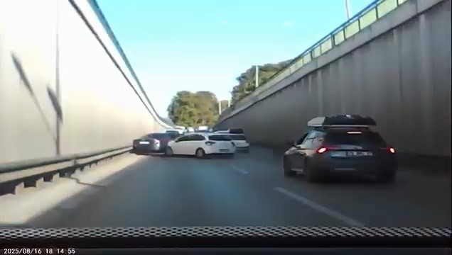 Bursa’da alkollü sürücü trafiği böyle birbirine kattı Bursa'da alkollü direksiyon başına geçen sürücü, trafiği birbirine kattı. Kural