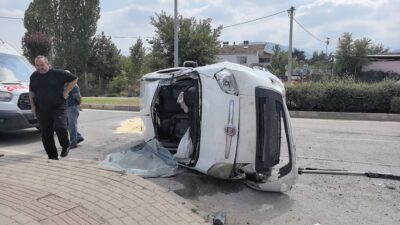 Bursa'nın İnegöl ilçesinde meydana gelen kazada kontrolden çıkan hafif ticari