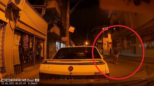 Bursa’da ters yön faciası! Çarpıp kaçtı Bursa’nın Osmangazi ilçesinde ters yöne giren bir otomobil, park halindeki