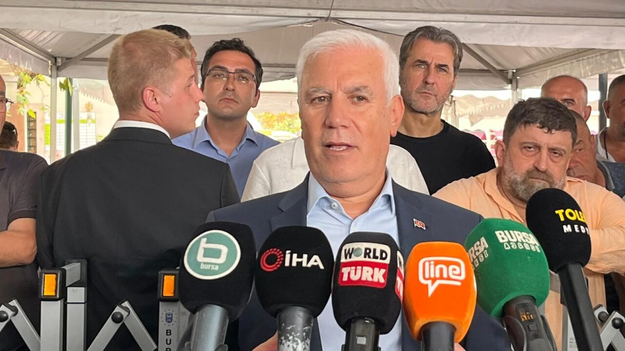 Bursa Büyükşehir Belediye Başkanı Mustafa Bozbey, partisinden istifa haberlerini yalanlayarak,