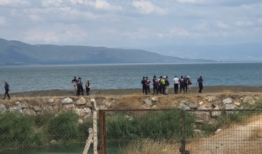 İznik Gölü’nde facia! 6 yaşındaki Erhan’dan haber alınamıyor Bursa'nın Orhangazi ilçesi İznik Gölü sahilinde serinlemek için suya giren