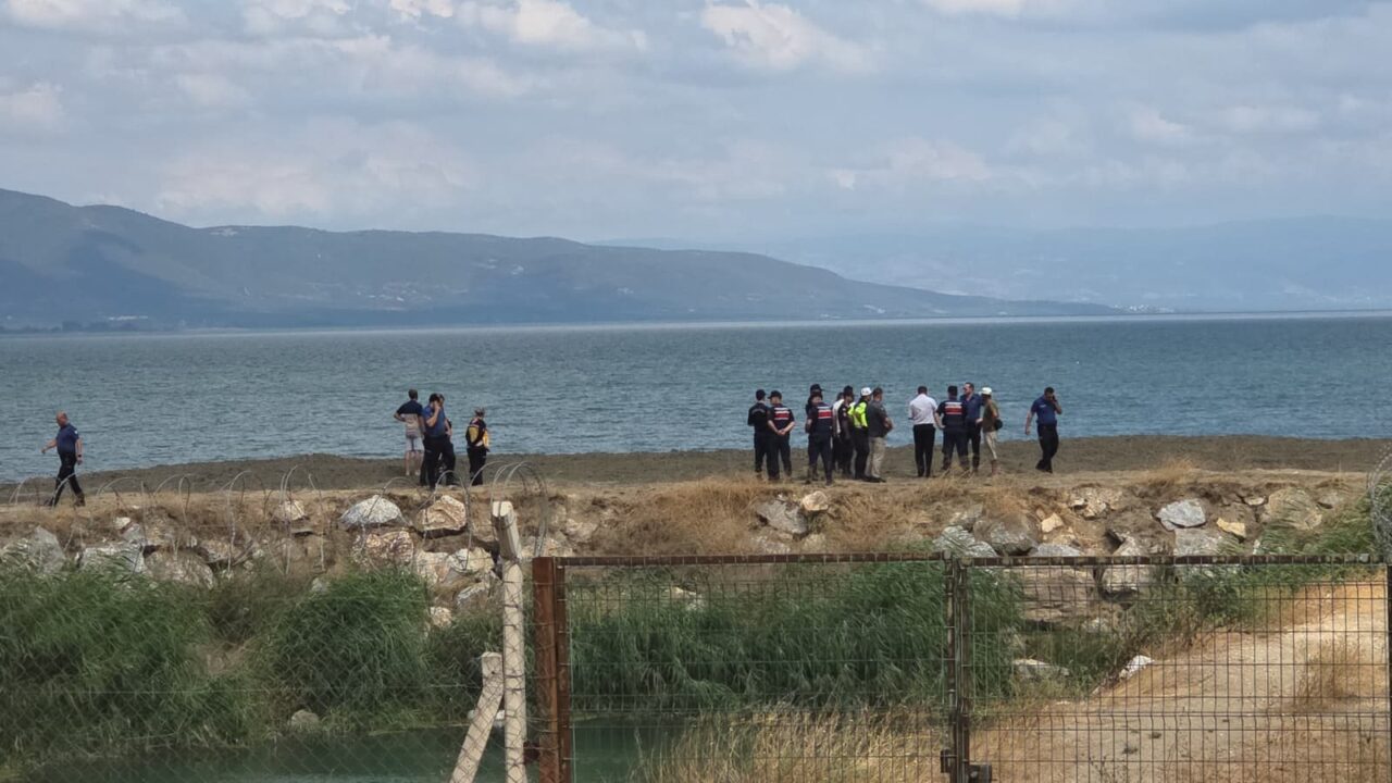 Bursa'nın Orhangazi ilçesi İznik Gölü sahilinde serinlemek için suya giren