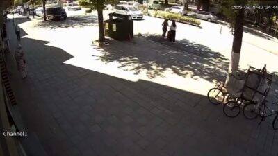 Bursa'nın İnegöl ilçesinde yayaya yol veren araca çarpmamak için direksiyonu