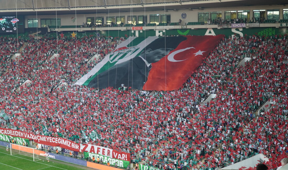 Bursaspor bayram coşkusunda 2’de 2 yaptı Bursaspor, Zafer Bayramı’nda tribünleri hınca hınç dolduran 44 bin taraftarı