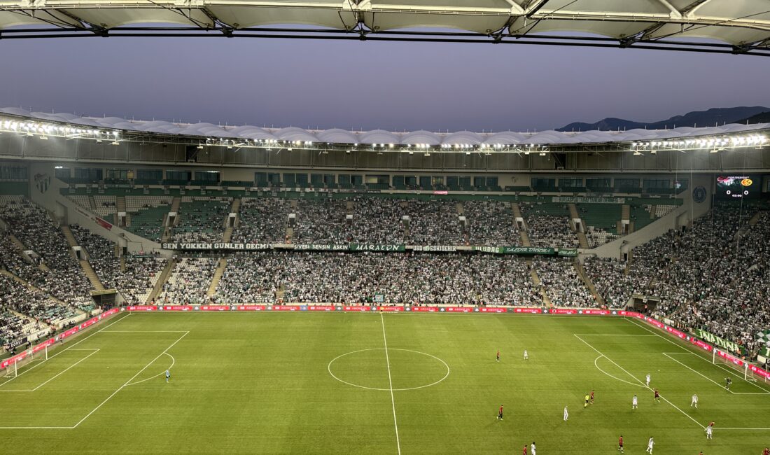 Bursaspor 2-1 Eskişehirspor Bursaspor ve Eskişehirspor dostluk ve doğa için mücadele ediyor.