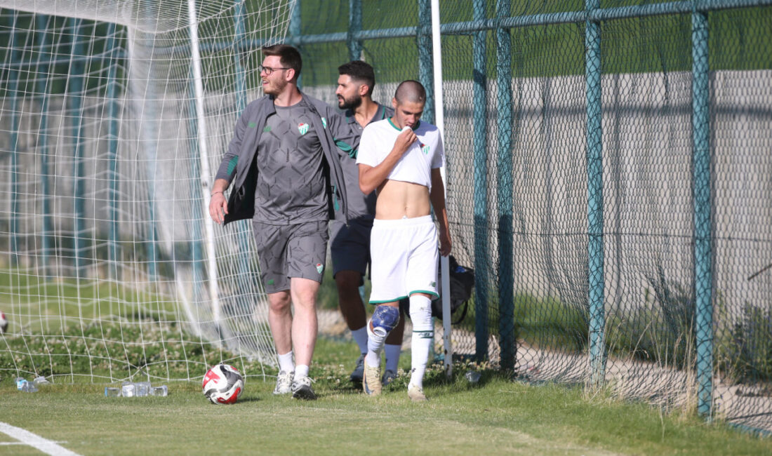 Bursaspor’da şok sakatlık! Bursaspor’un Şanlıurfaspor ile oynadığı antrenman maçının 8. dakikasında dizinden sakatlanarak