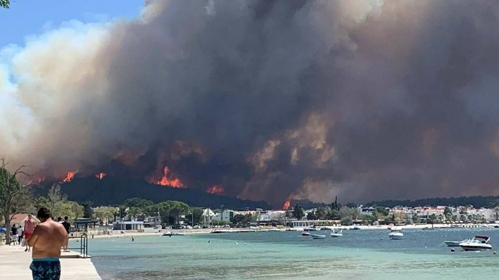 Çanakkale’de büyük yangın! Tahliyeler başladı Çanakkale, Bolu, Manisa, Mersin ve Aydın'da orman yangını çıktı. Çanakkale'deki