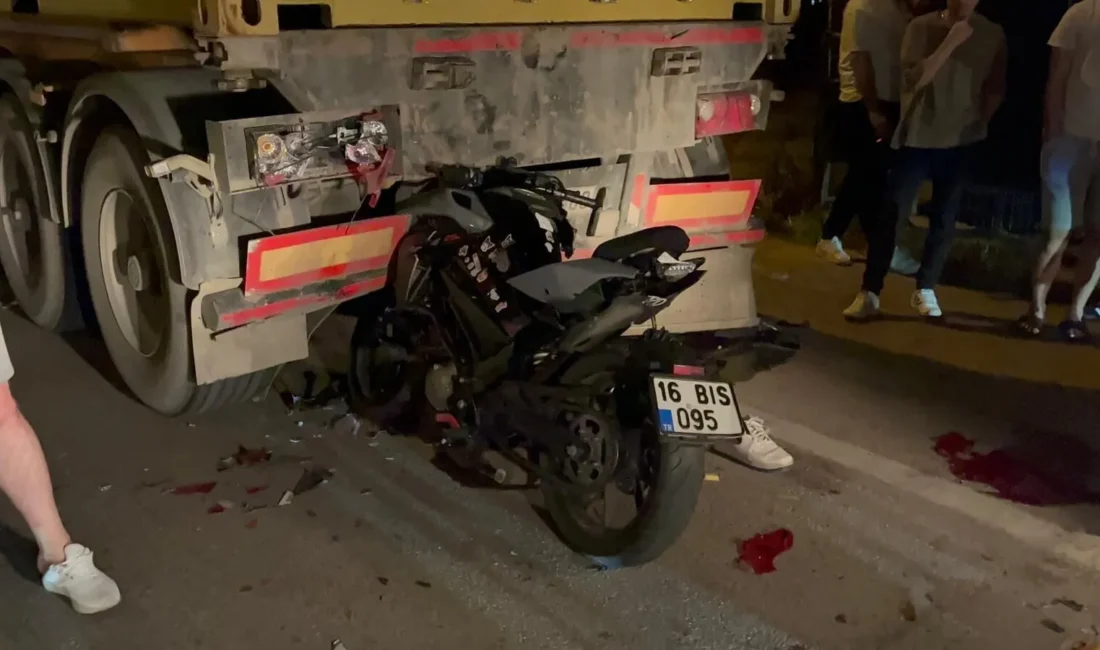 Bursa’da feci kaza! 1 ölü, 1 ağır yaralı Bursa’nın Yıldırım ilçesinde kontrolden çıkan motosiklet, park halindeki TIR'n dorsesine