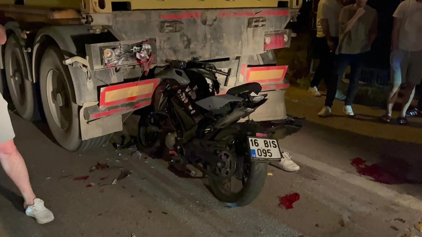 Bursa’nın Yıldırım ilçesinde kontrolden çıkan motosiklet, park halindeki TIR'n dorsesine