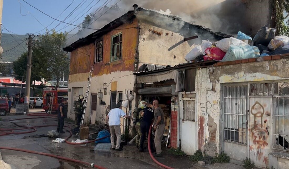 Osmangazi’de 2 katlı ev yangında küle döndü Bursa’nın Osmangazi ilçesinde çıkan yangında 2 katlı müstakil ev tamamen
