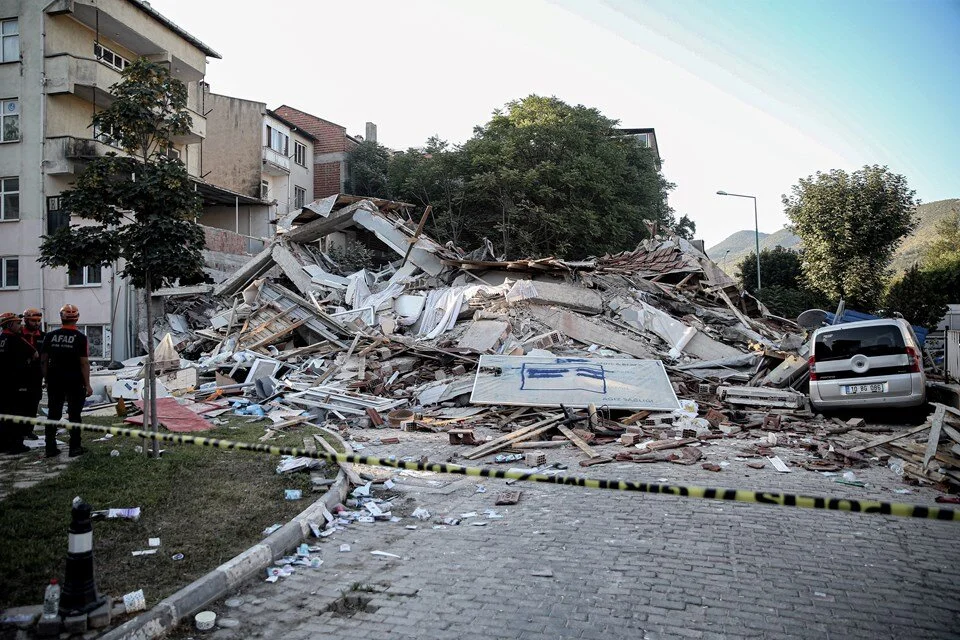 Balıkesir'in Sındırgı ilçesinde 6,1 büyüklüğündeki depremde yıkılan binaya ilişkin soruşturmada