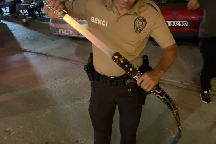 Bursa’da şok görüntü! Suriyelinin üzerinden çıktı! Bursa'nın İnegöl ilçesinde gece devriyesi sırasında çarşı ve mahalle bekçilerinin