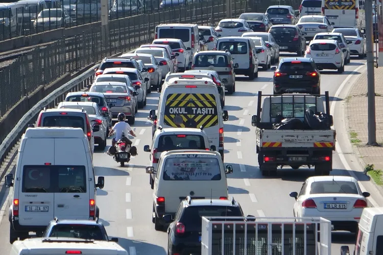 Tüm araç sahiplerini ilgilendiriyor! Zorunlu hale geldi Karayolları Trafik Yönetmeliği'nde değişiklik yapıldı ve C hususiyetleri sınıfındaki araçlara