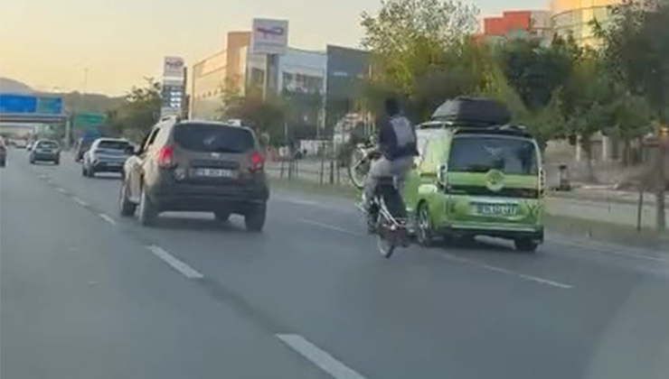 Bursa trafiğinde tehlikeli görüntüler! Bursa'da motosikletiyle trafikte akrobasi hareketleri yapan sürücü, herkesi tehlikeye attı.